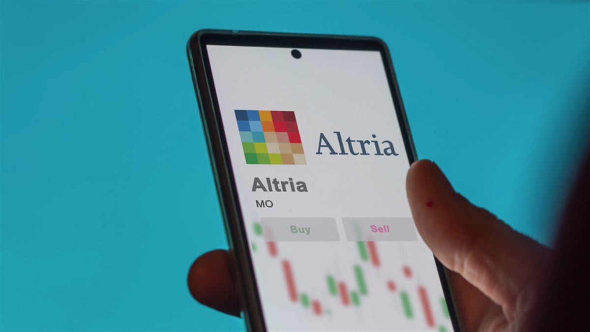 Richmond, Virginia. Close up on logo of Altria on the screen of an exchange. Altria price stocks, $MO on a device. — Stock Editorial Photography