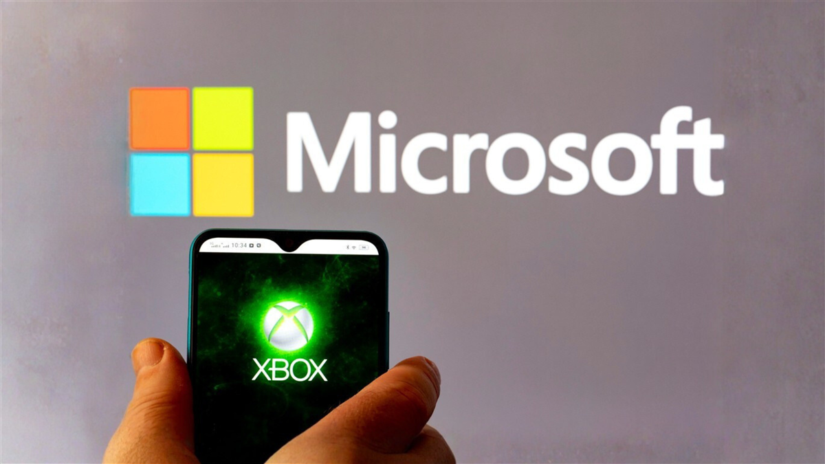 Kiev, Ukraine - January 8, 2022: this photo illustration Microsoft Xbox logo seen displayed on a smartphone — Stock Editorial Photography
