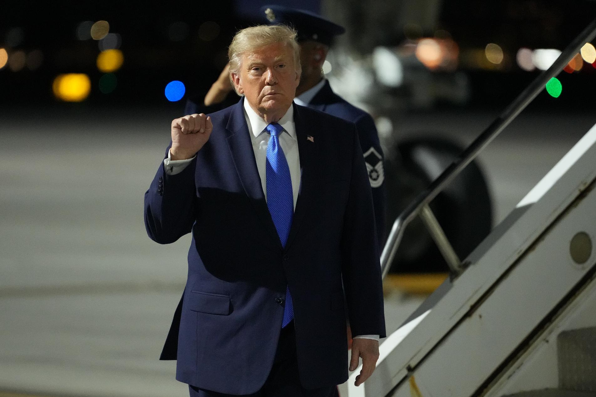 President Donald Trump arrives on Air Force One at Harry Reid International Airport in Las Vegas, Tuesday, Aug. 4, 2026. (AP Photo/Mark Schiefelbein)