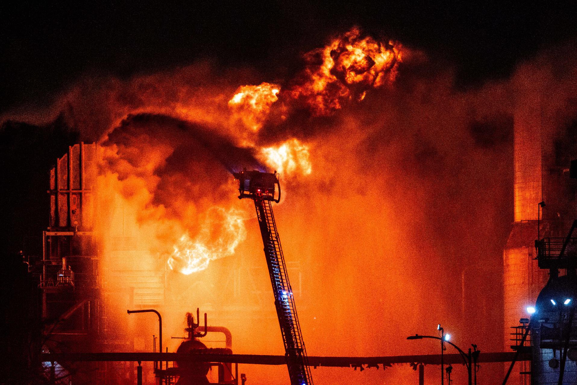 Flames rise from the Chevron refinery in El Segundo, Calif., Thursday, Oct. 2, 2025. (AP Photo/Ethan Swope)