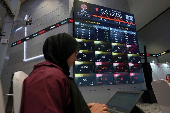 The Latest: China vows countermeasures over Trump tariffs as trade war ...