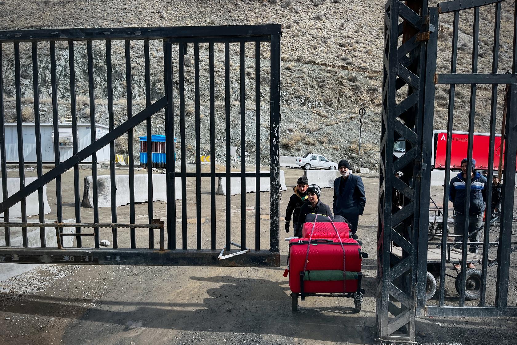 Travelers arrive to cross into Turkey at the Razi border crossing, in Razi, Iran, Saturday, April 4, 2026.(AP Photo/Francisco Seco)