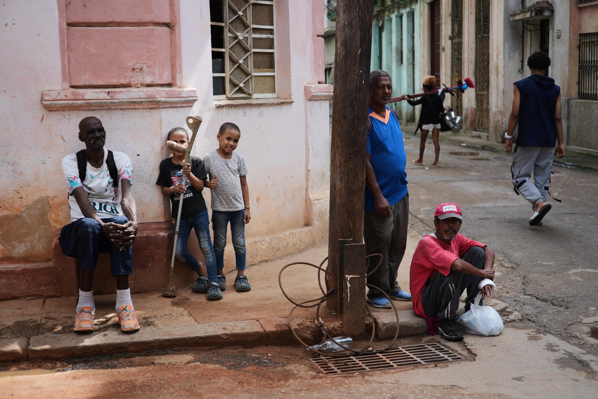 People hang out on the sidewalk during a blackout in Havana, Tuesday, March 17, 2026. (AP Photo/Ramon Espinosa)
