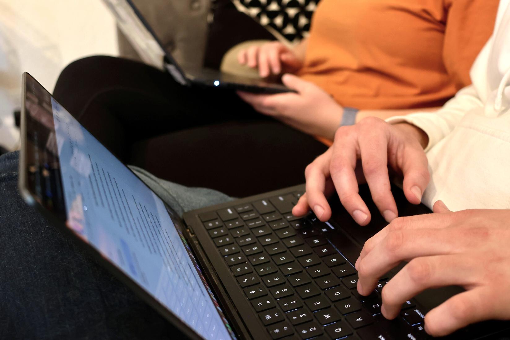 Connor Scott, 24, and Zoe Lloyd, 21, meet up at a local coffee shop and restaurant to work on their studies on Monday, April 20, 2026 in Flagstaff, Ariz. (AP Photo/Cheyanne Mumphrey)