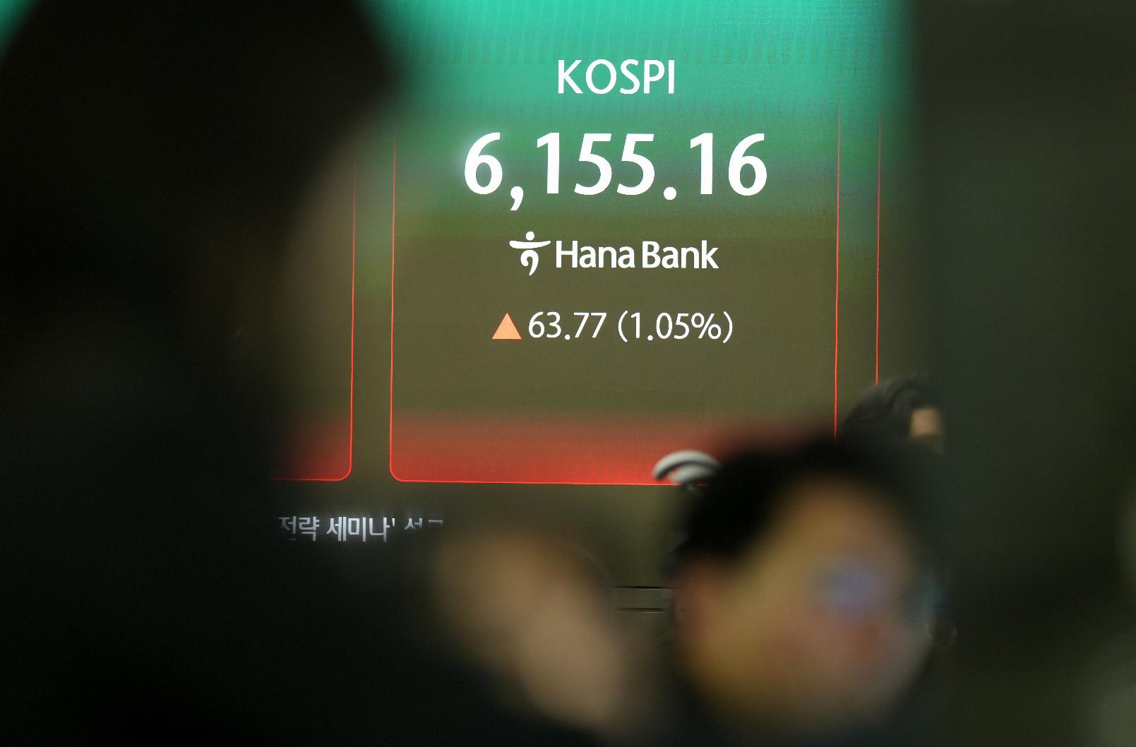 Dealers work near the screen showing the Korea Composite Stock Price Index (KOSPI) at a dealing room of Hana Bank, in Seoul, South Korea, Thursday, April 16, 2026. (AP Photo/Lee Jin-man)