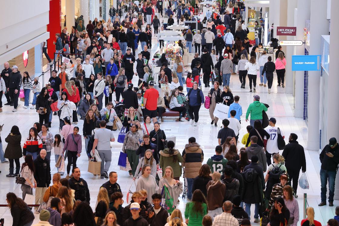 Shoppers browse through stores at Mall of America for Black Friday deals, Friday, Nov. 28, 2025, in Bloomington, Minn. (AP Photo/Adam Bettcher)