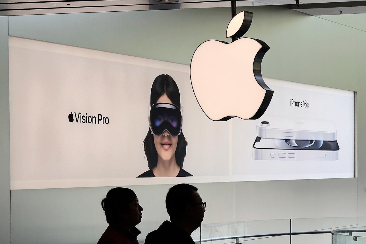 Personas visitan una tienda de Apple en Beijing, China, el jueves 10 de abril de 2025. (AP Foto/Andy Wong)