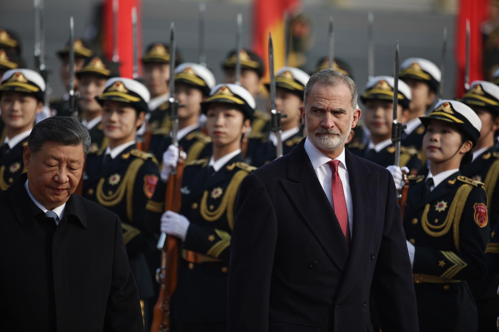 Spain's King Felipe VI, right, and Chinese President Xi Jinping, left, walk past honor guards during a welcome ceremony at the Great Hall of the People in Beijing, Wednesday, Nov. 12, 2025. (Andres Martinez Casares/Pool Photo via AP)