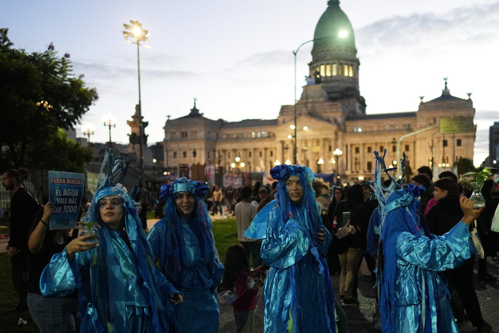 Demonstrators protest outside Congress as lawmakers debate the Javier Milei government's proposal to reform the glacier protection law in Buenos Aires, Argentina, Wednesday, April 8, 2026. (AP Photo/Rodrigo Abd)