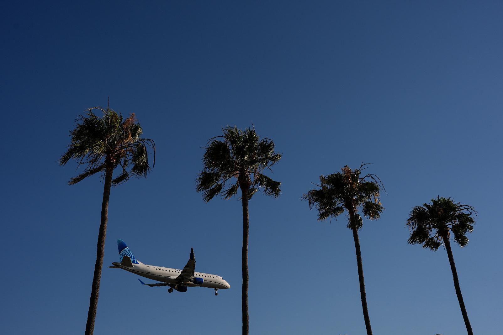 A United Airlines passenger jet approaches Los Angeles International Airport in Los Angeles, Wednesday, May 20, 2026. (AP Photo/Jae C. Hong)