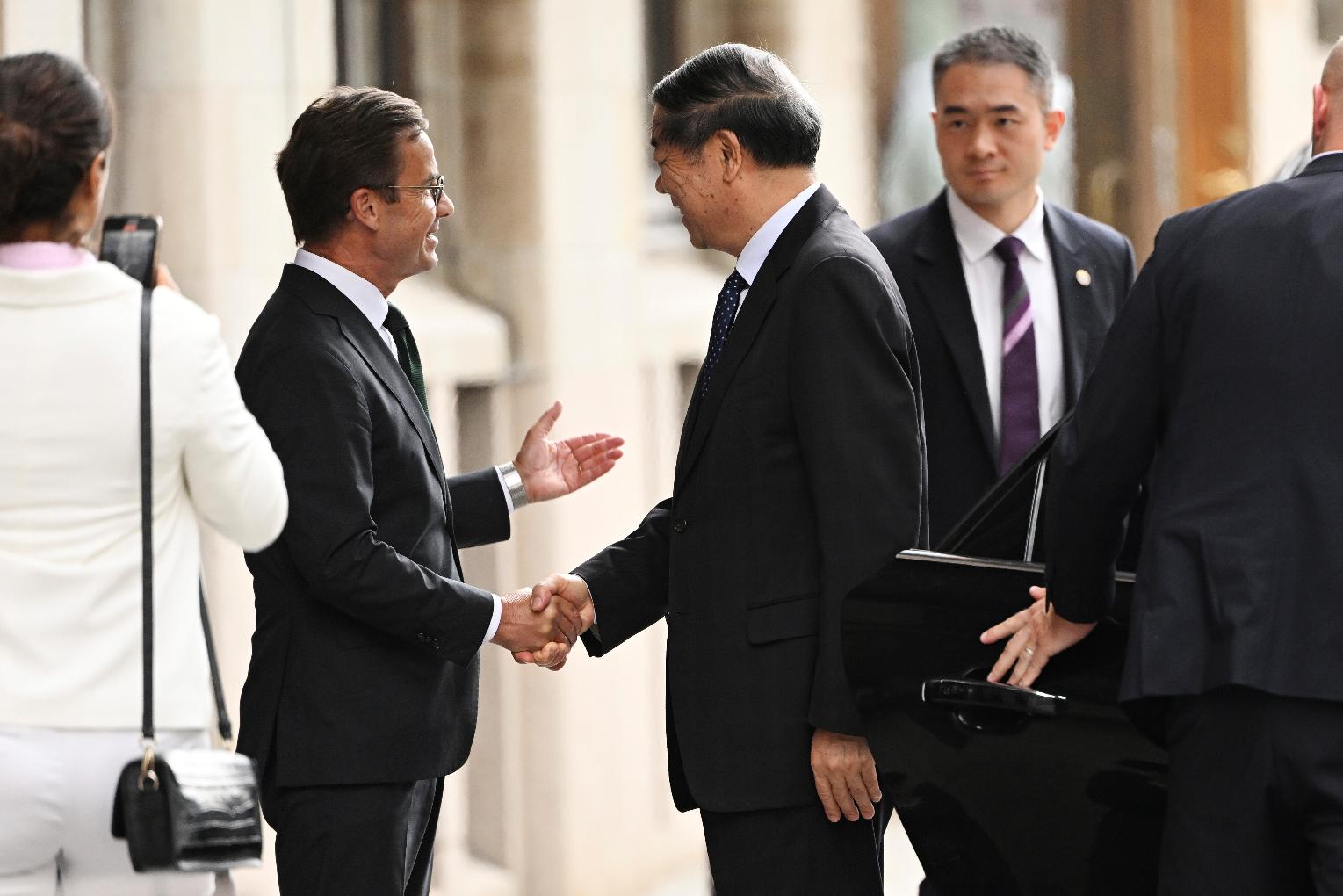 Swedish prime minister Ulf Kristersson, center left, greets Chinese vice prime minister He Lifeng, center right, at Rosenbad before trade talks between the US and China in Stockholm, Sweden, July 28, 2025. (Fredrik Sandberg/TT News Agency via AP)