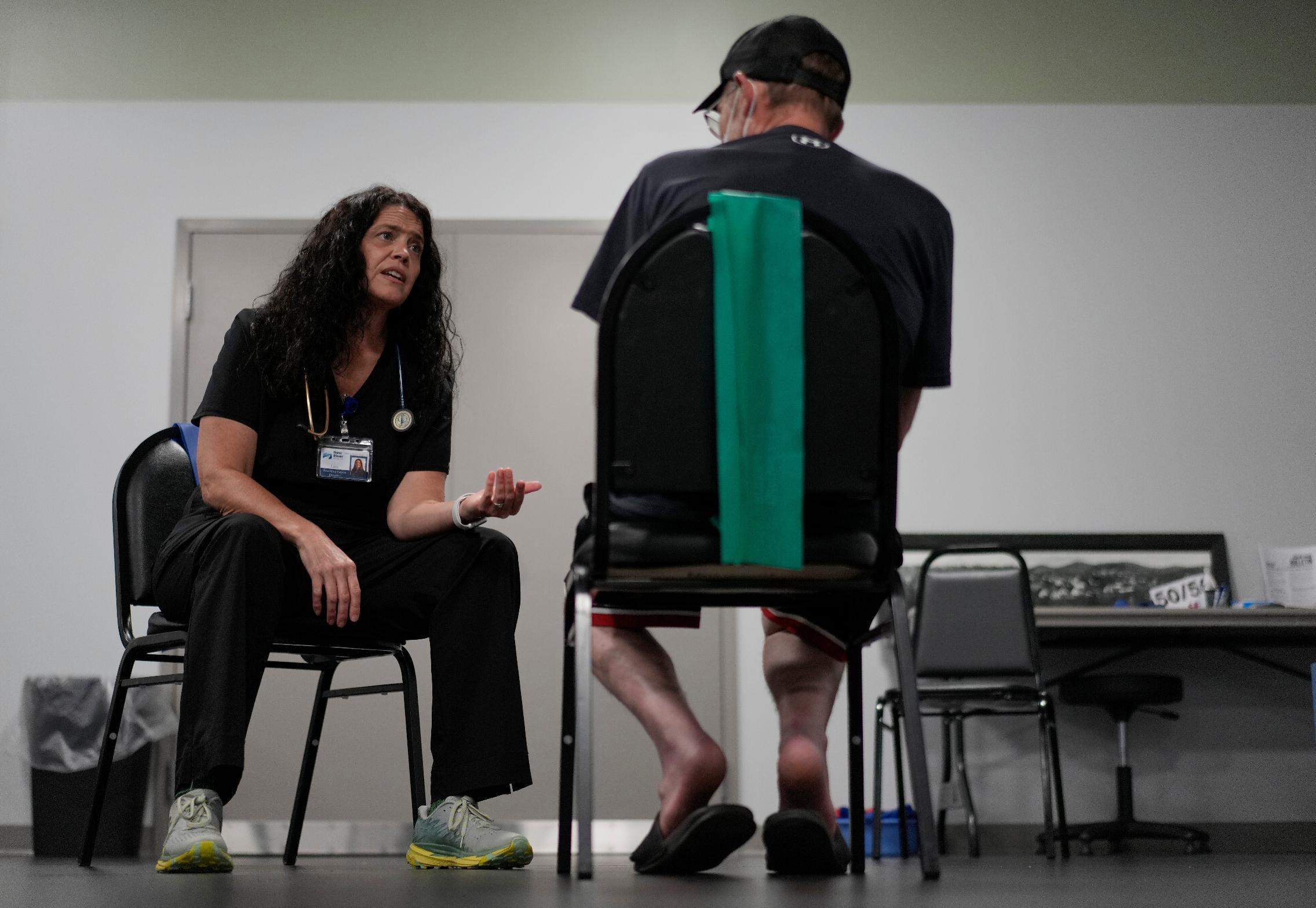 Lisa Emery, director of the New River Health Association Black Lung Clinic, right, works a patient with black lung disease Tuesday, Sept. 23, 2025, in Oak Hill, W.Va. (AP Photo/Carolyn Kaster)