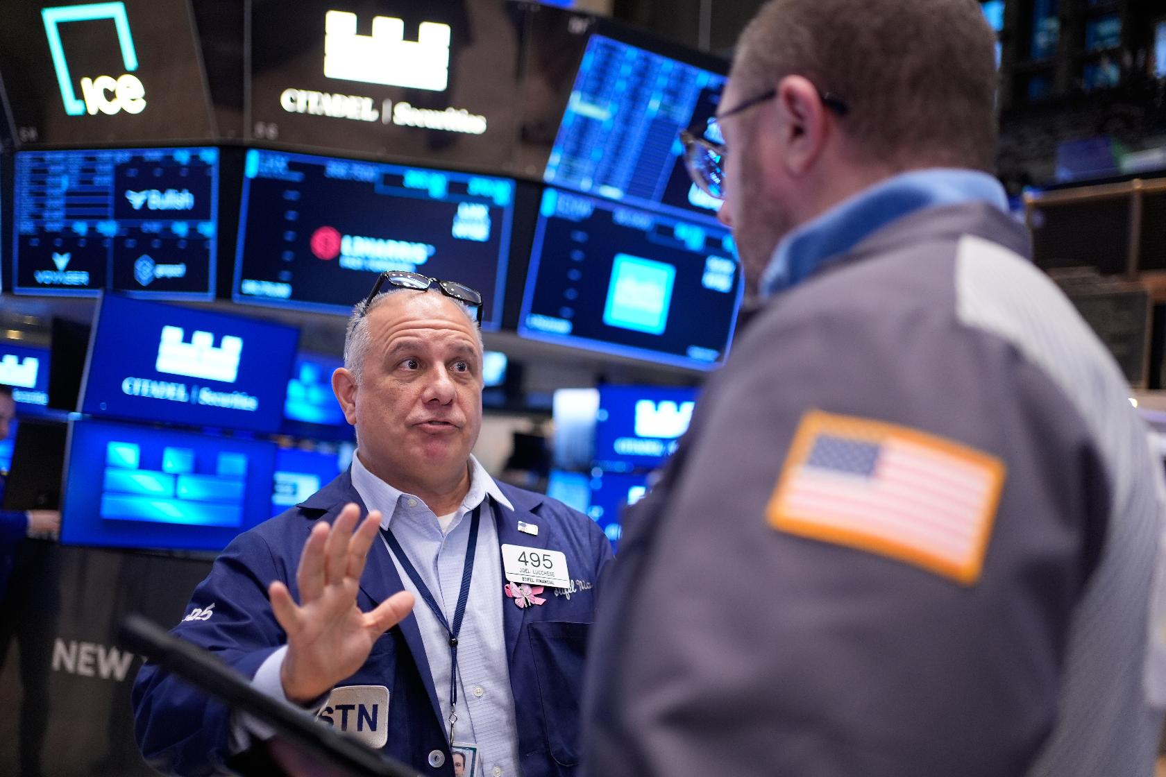 Dow drops 800 after the US job market weakens and oil prices jump to ...