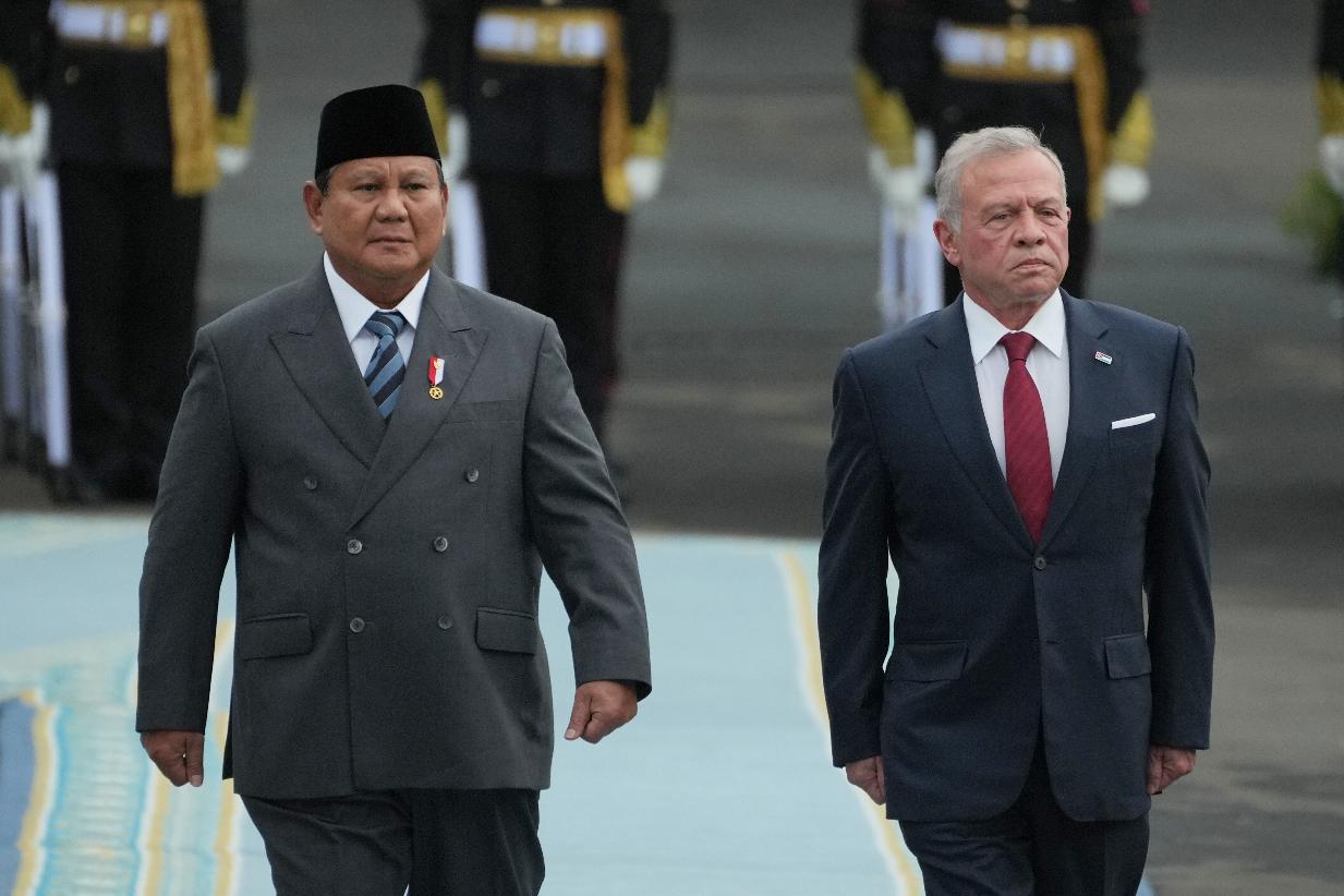 Jordanian King Abdullah II, right, walks with Indonesian President Prabowo Subianto as they inspect honor guards during a welcoming ceremony prior to their meeting at Merdeka Palace in Jakarta, Indonesia, Friday, Nov. 14, 2025. (AP Photo/Achmad Ibrahim)