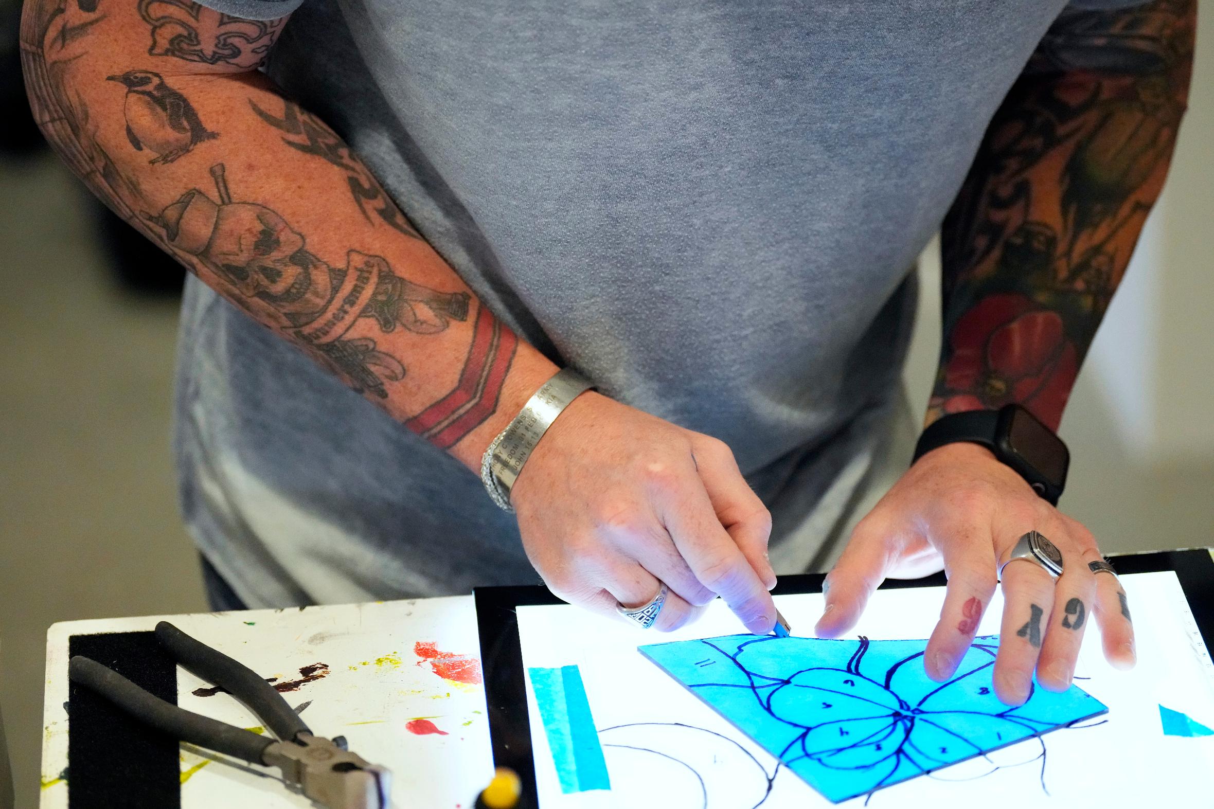 Navy veteran Brooks Herring works on a piece of stained glass in the CreatiVets headquarters on Wednesday, Sept. 9, 2025, in Nashville, Tenn. (AP Photo/Mark Humphrey)