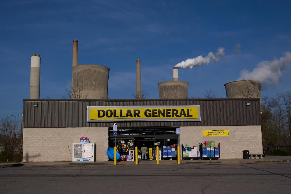 American Electric Power's John Amos coal-fired plant in Winfield, W.Va., stands behind a Dollar General store, Sunday, March 22, 2026, in Poca, W.Va. (AP Photo/Carolyn Kaster)