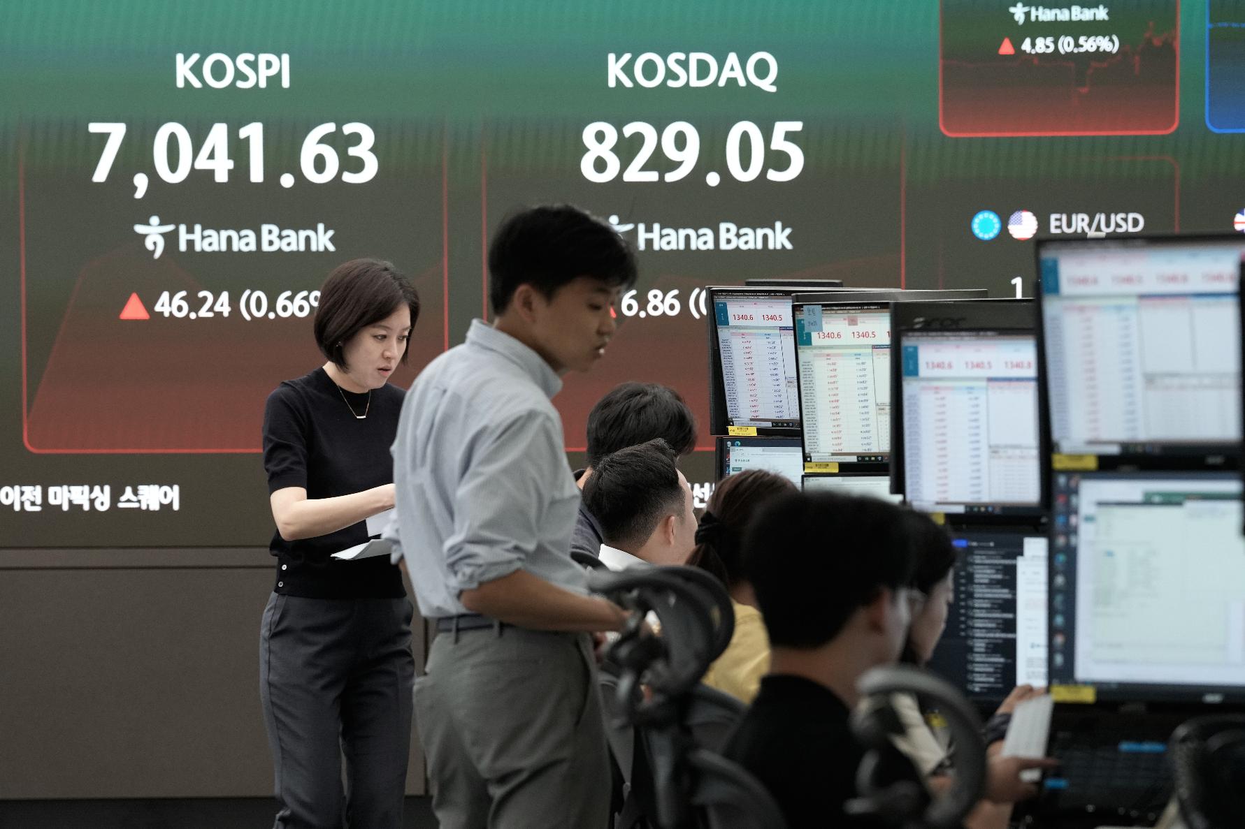 Overseas Markets Mixed as Oil Tops $100