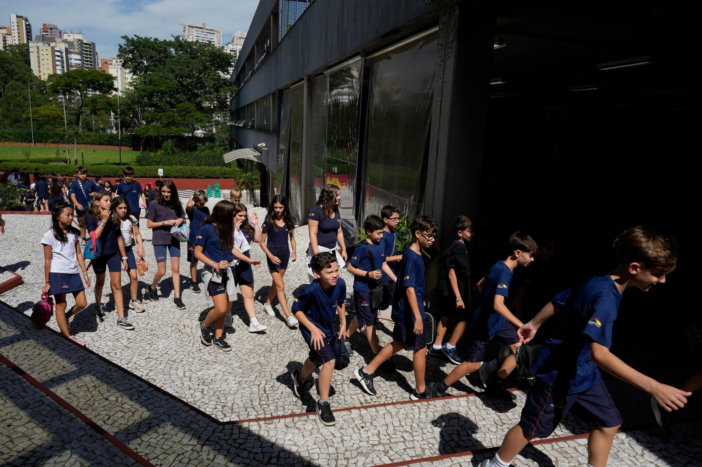 New law in Brazil is making students put away their smartphones at school