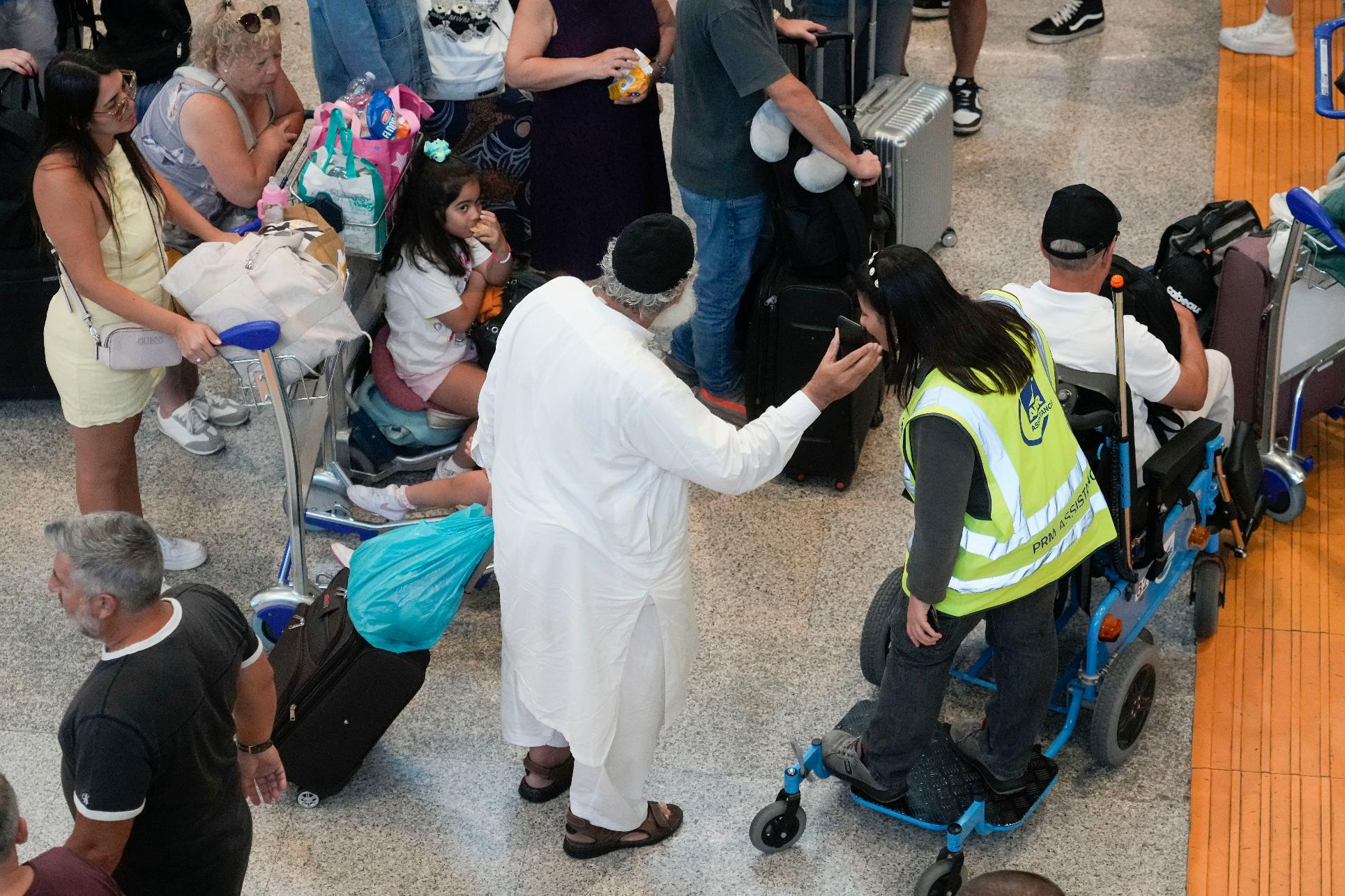 Passengers crowd the International flights departure terminal of Rome's Fiumicino airport, Friday, July 19, 2024, as many flights have been delayed or cancelled due to the worldwide internet outage. Microsoft says users worldwide may be unable to access various Microsoft 365 apps and services in a widespread outage. The cause, exact nature and scale of the outage was unclear. Microsoft appeared to suggest in its X posts that the situation was improving, but hours later, widespread outages were being reported by airlines around the world. (AP Photo/Gregorio Borgia)