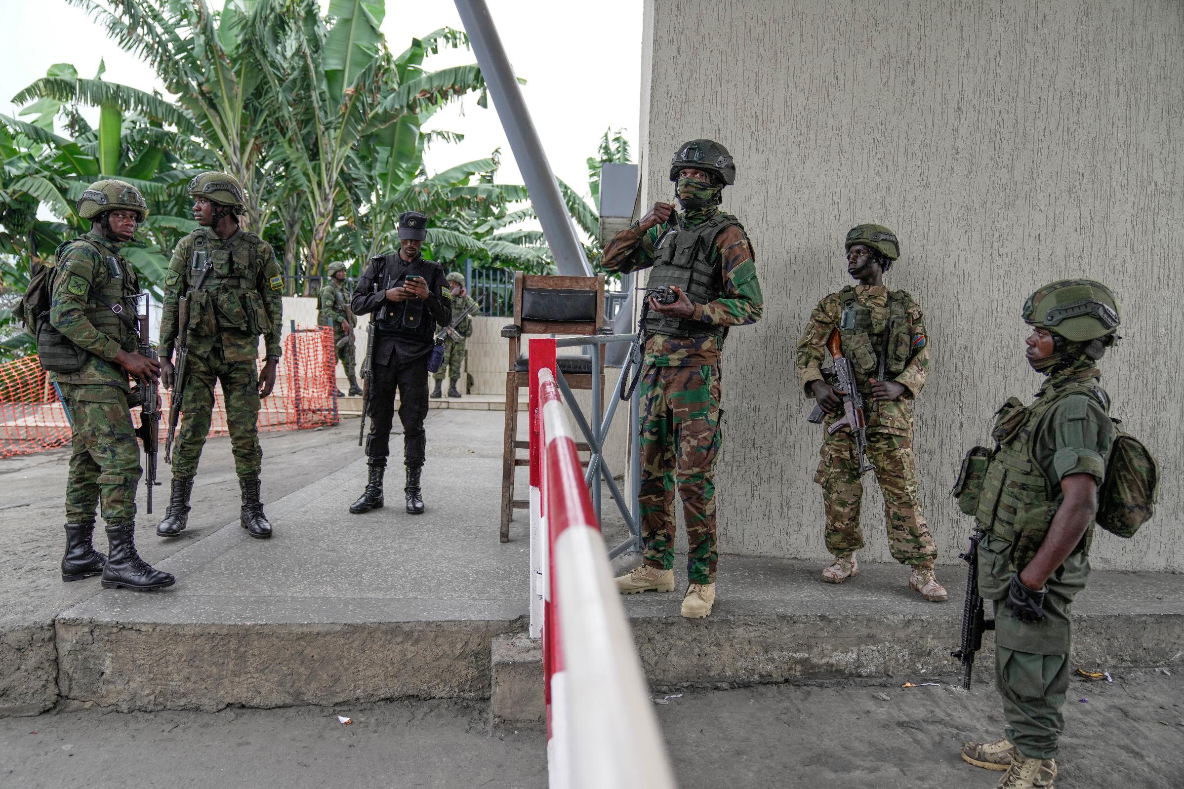 FILE - M23 rebels negotiate with Rwanda Army to release captured Romanian mercenaries to Rwanda Government, who were fighting alongside Democratic Republic of Congo army (FRDC), at Gisenyi border point in Congo, Jan. 29, 2025, after the M23 rebels advanced into eastern Congo's capital Goma. (AP Photo/Brian Inganga, file)