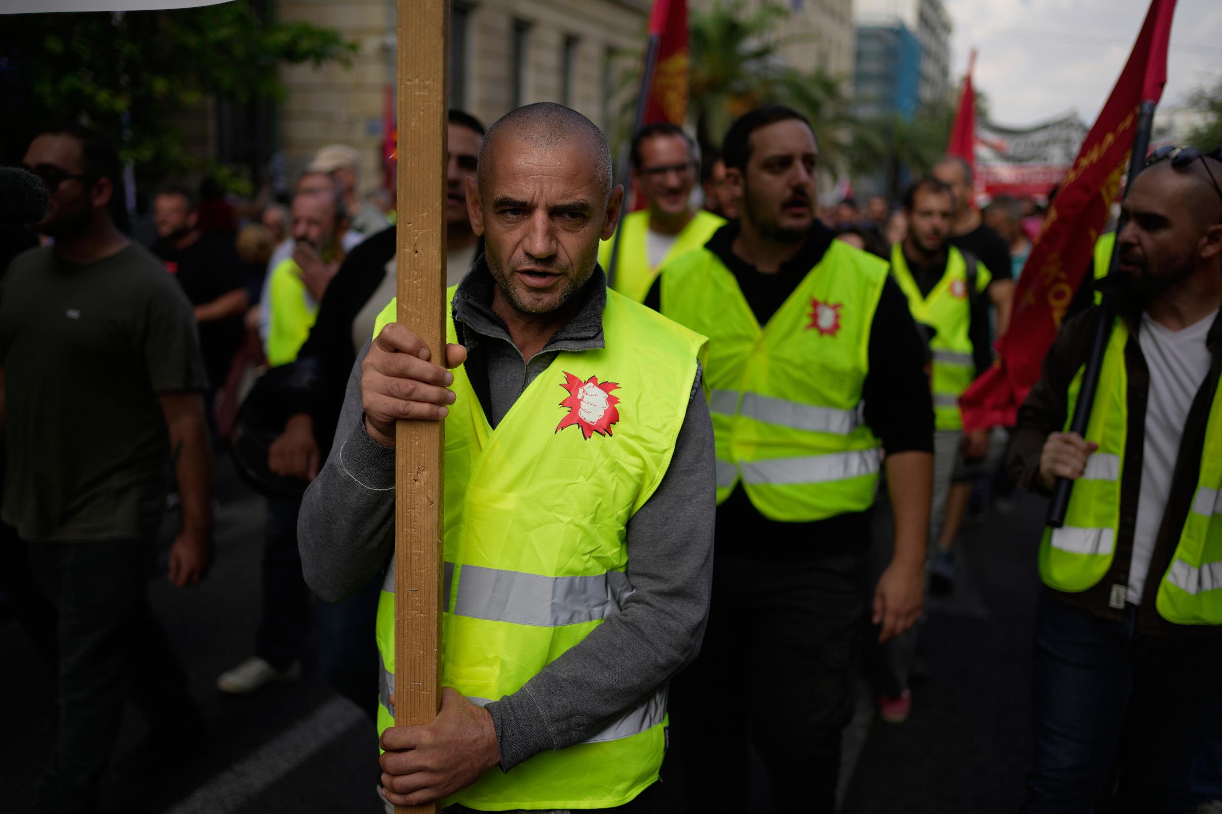 Protesters take part in a nationwide 24-hour strike in Athens, Greece, Wednesday, Oct. 1, 2025, as labor unions demand higher wages and the withdrawal of a bill changing work hours. (AP Photo/Thanassis Stavrakis)
