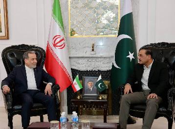 In this photo released by the Iranian Foreign Ministry, Iranian Foreign Minister Abbas Araghchi, left, meets with Pakistan's Army Chief Field Marshal Asim Munir in Islamabad, Pakistan, Saturday, April 25, 2026. (Iranian Foreign Ministry via AP)